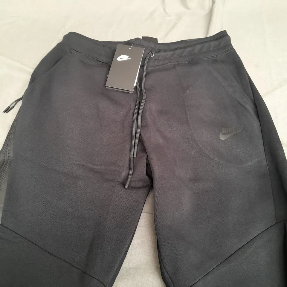 NIKE BLACK TRACKSUIT PANTS - MEDIUM