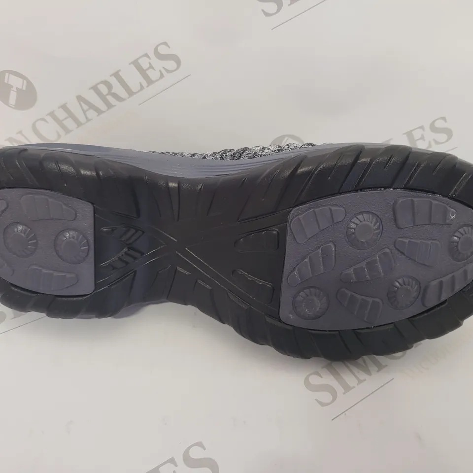 BAGGED HYPERBOOST GREY TRAINERS - SIZE 7 UK