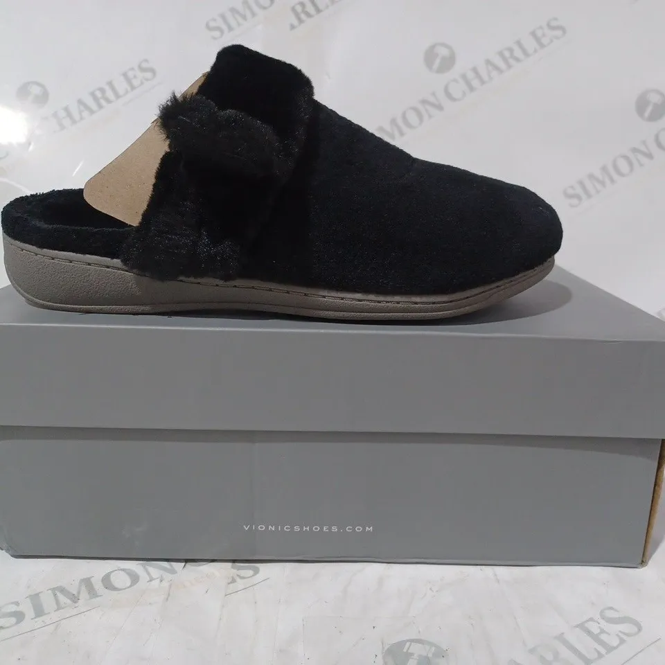 BOXED PAIR OF SKECHERS MARIEL SLIPPERS IN BLACK SIZE 6