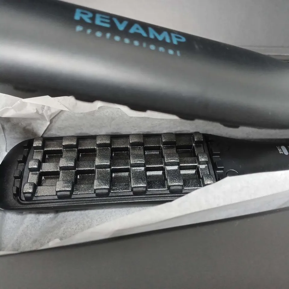 REVAMP PROGLOSS VOLUME AND LIFT CERAMIC VOLUMISER WITH 4D LAYER PLATES