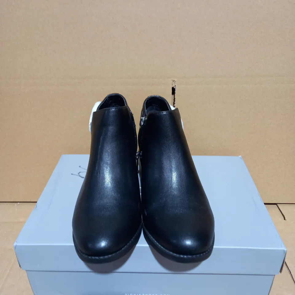 VIONIC ORTHOTIC MILLIE ANKLE BOOT W/ FMT TECHNOLOGY - SIZE 4