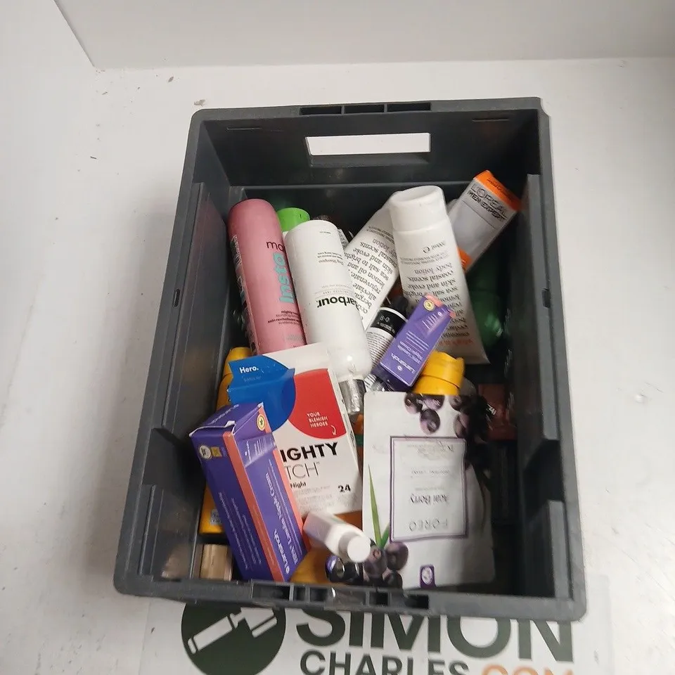 TOTE OF APPROXIMATELY 20 ASSORTED COSMETICS TO INCLUDE: BSSET CURL CREAM