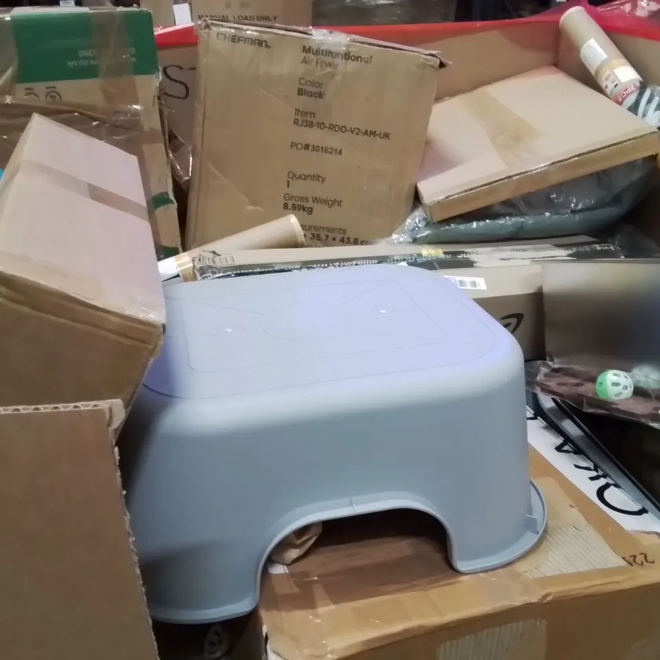 PALLET OF ASSORTED HOUSEHOLD GOODS AND PRODUCTS TO INCLUDE;BABY SHOWER, MONITOR, GAMING MOUSE PAD, SKATES, AIRFRYER AND OTHER ASSORTED ITEMS...