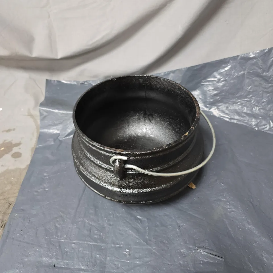 CAST IRON COOKING POT / CAULDRON WITH BAIL HANDLE