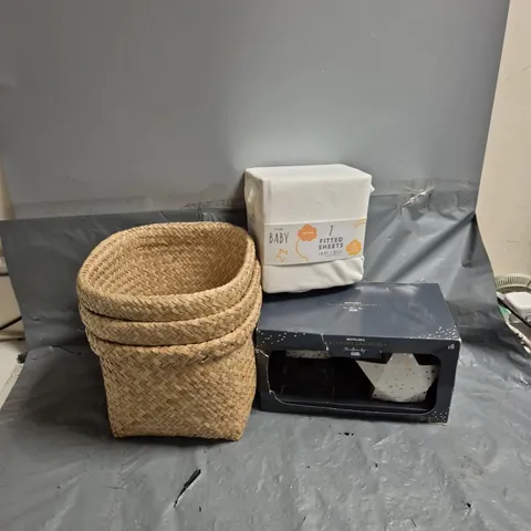 APPROXIMATELY 10 ASSORTED ITEMS TO INCLUDE CHRISTMAS STAR CRACKERS, BABY FITTED SHEETS, SQUARE MINI HAMPER BASKET, ETC