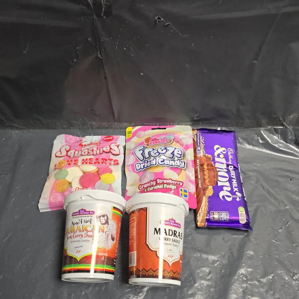 TOTE OF APPROX 6 ASSORTED FOOT ITEMS TO INLCUDE SWEETS, CHOCOLATE AND CURRY SAUCE'S