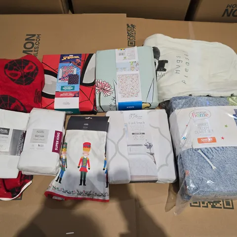 BOX OF APPROXIMATELY 8 ASSORTED BEDDING AND SOFT FURNISHING ITEMS TO INCLUDE - PILLOWCASES- BEDDING SET - TOWEL ETC.