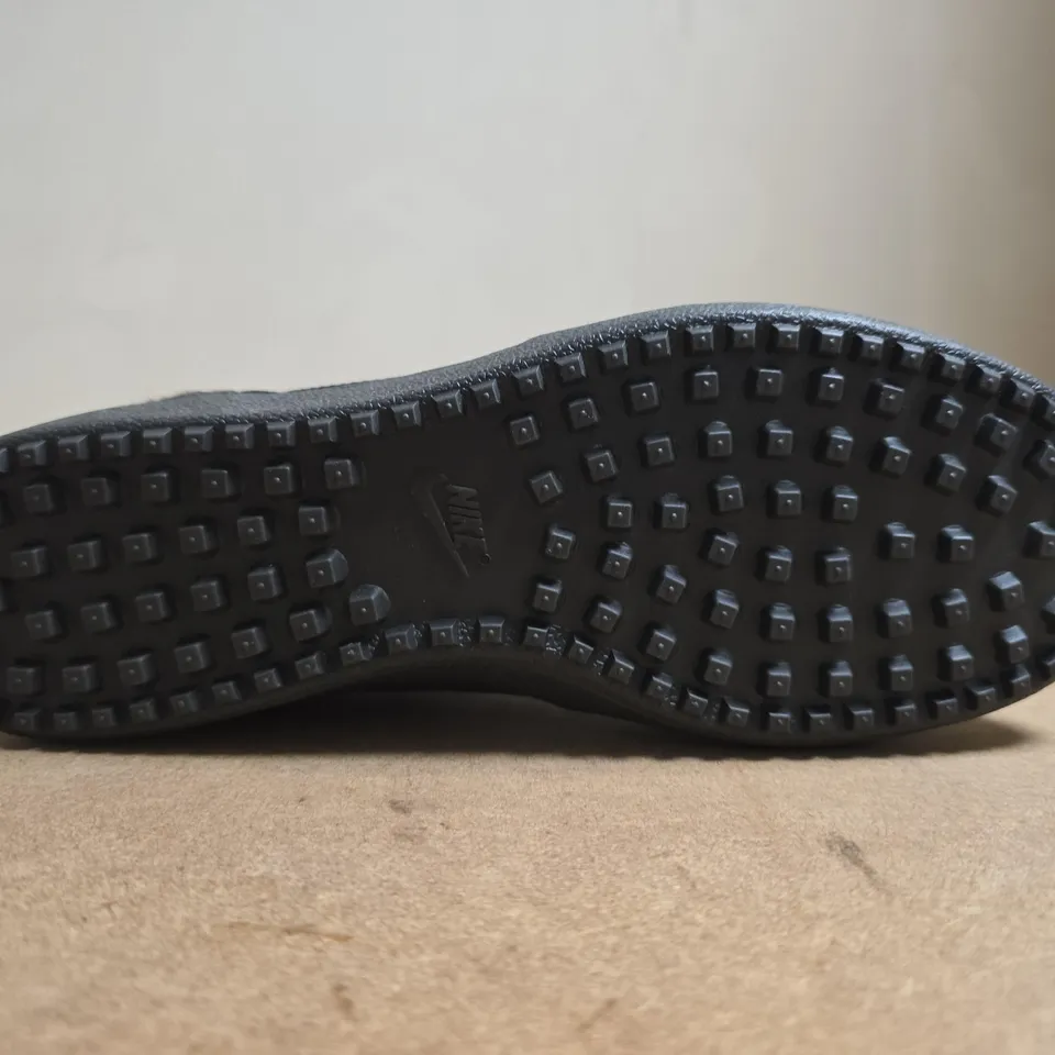 NIKE TRAINERS – UK SIZE 5.5