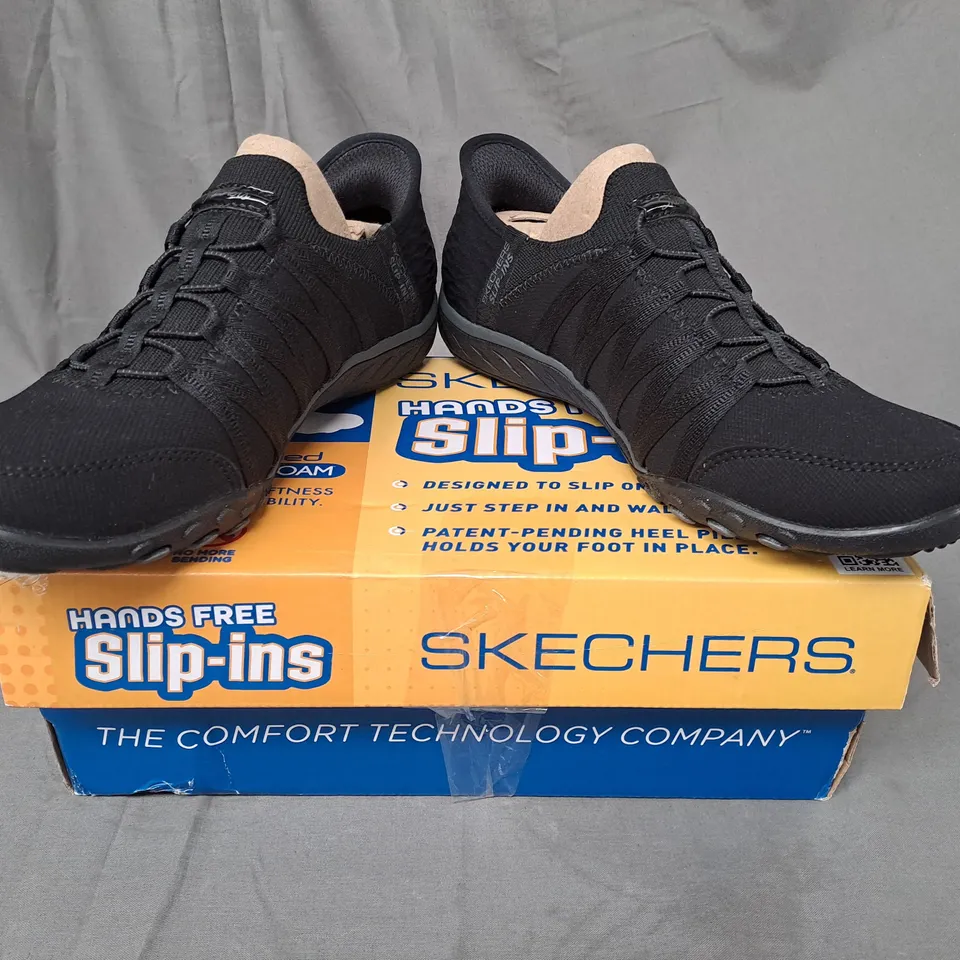 BOXED PAIR OF SKECHERS SLIP-INS IN BLACK SIZE 5.5
