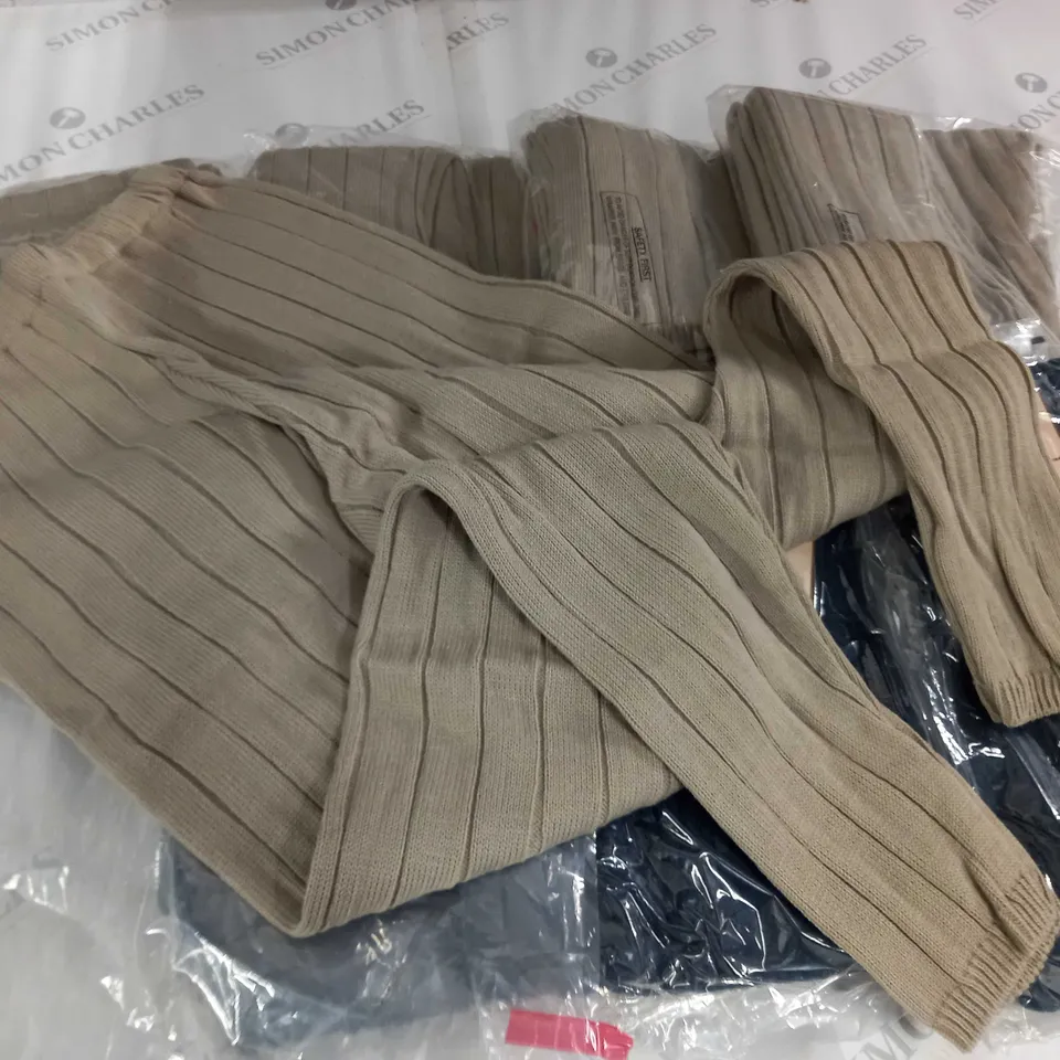 LOT OF 8 ASSORTED KNITWEAR CLOTHING ITEMS - VARIOUS SIZES