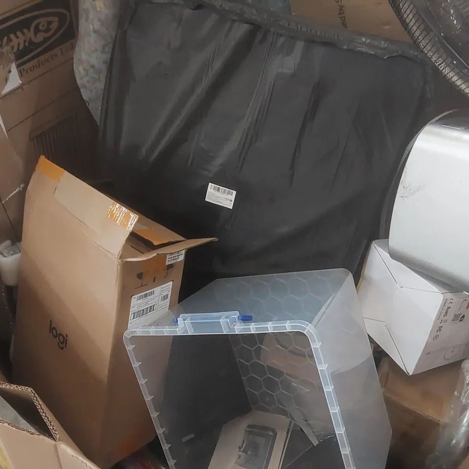 PALLET CONTAINING A VERY LARGE QUANTITY OF ASSORTED CONSUMER PRODUCTS INCLUDING: TOASTER, GARDEN CHAIR, FAN, SARVA FOAM CARPET UNDERLAY ECT