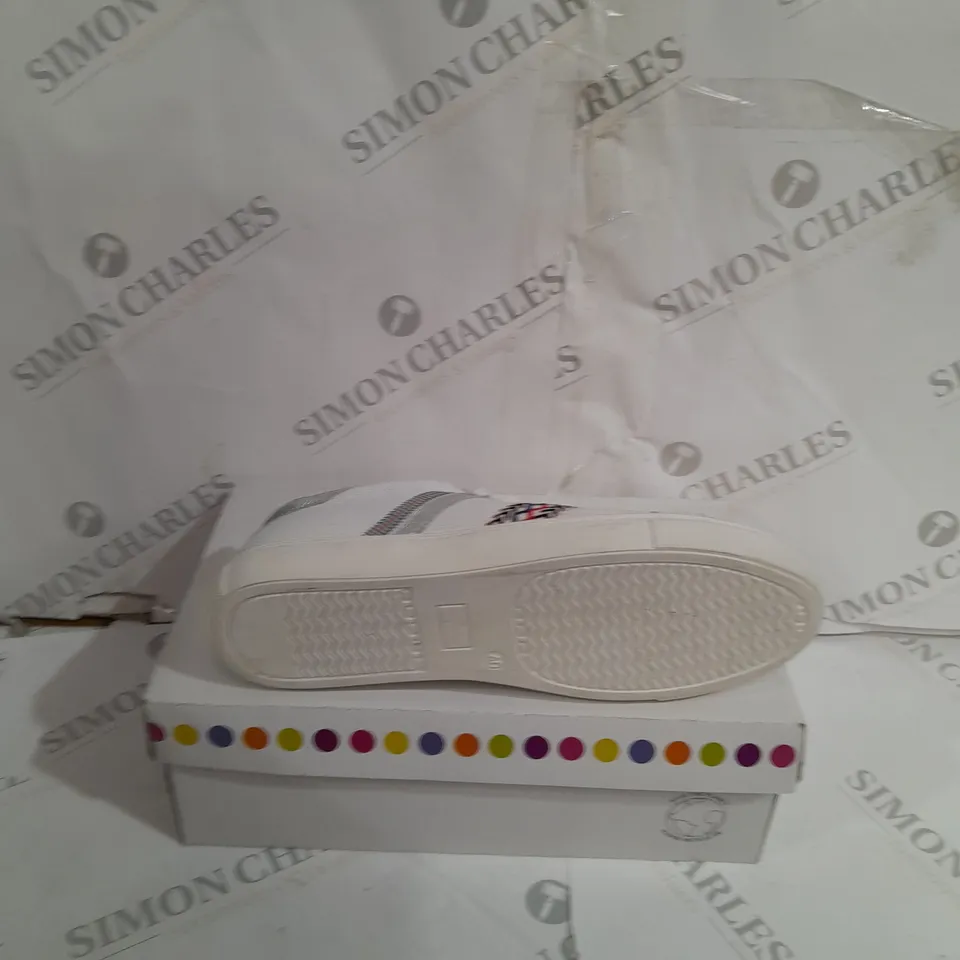 BOXED ADESSO SASHA WHITE TRAINERS SIZE 7