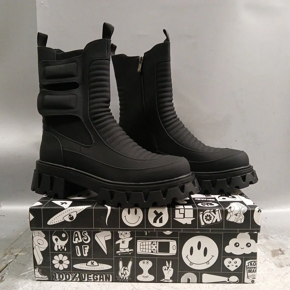 BOXED PAIR OF KOI VADER MEN'S PADDED CROFT BOOTS IN BLACK SIZE UK 9