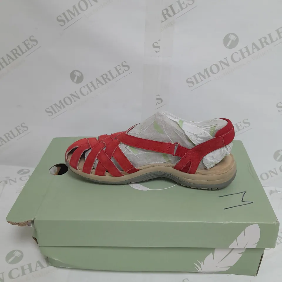 FREE SPIRIT ALEXA SANDAL SIZE 4