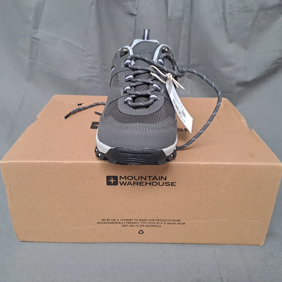 BOXED PAIR OF MOUNTAIN WAREHOUSE MCLEOD WOMENS WIDE FIT WALKING SHOES IN GREY/LILAC UK SIZE 5