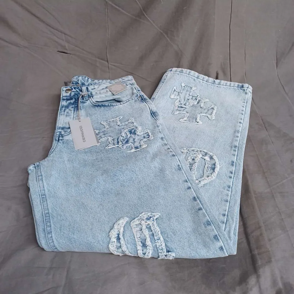 CERNUCCI BAGGY RAW EDGE APPLIQUE JEANS IN LIGHT BLUE SIZE 28