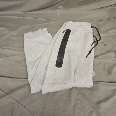 NIKE JOGGERS IN GREY SIZE M