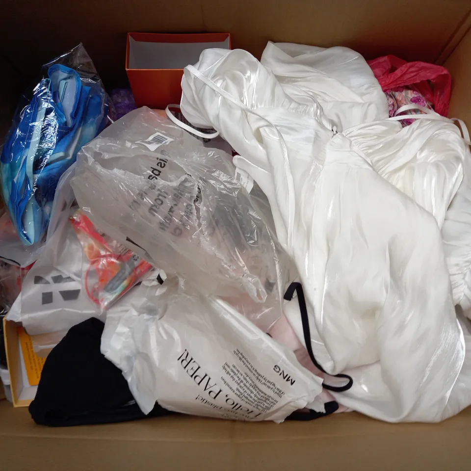 BOX OF APPROXIMATELY 25 ASSORTED CLOTHING ITEMS TO INCLUDE - SHORTS , BAG , TROUSERS ETC