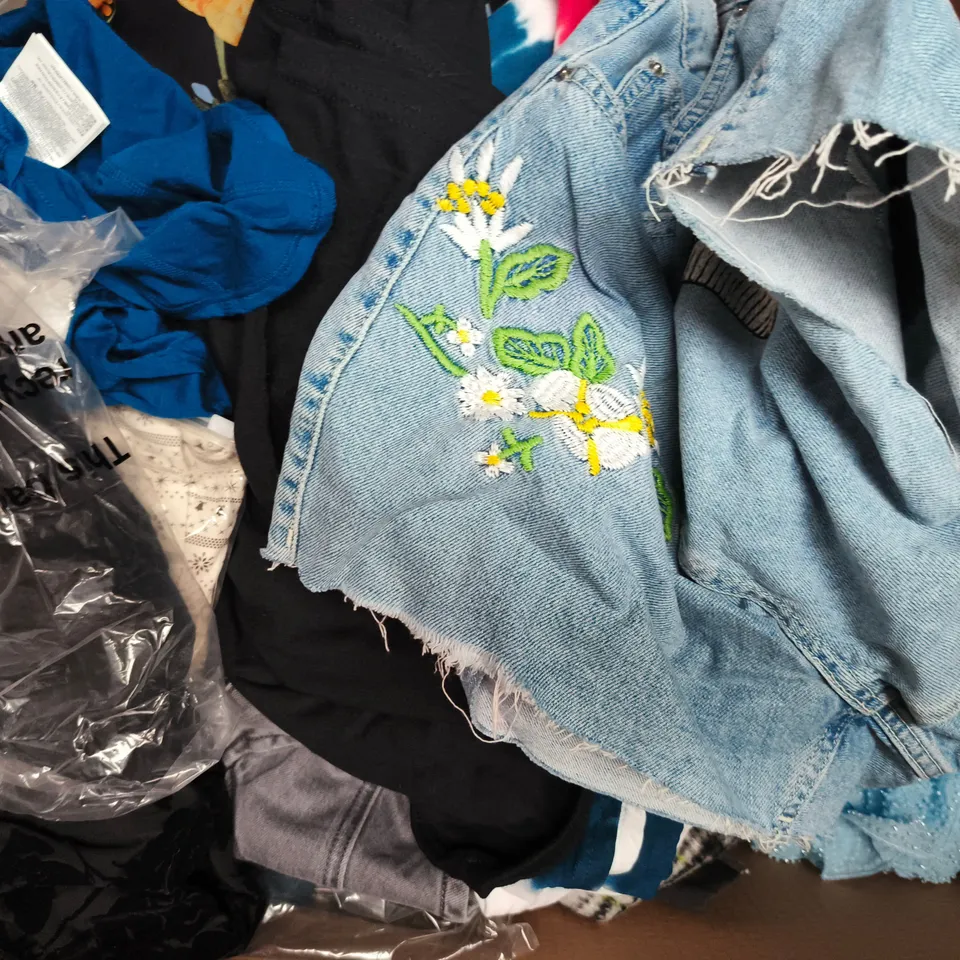 APPROXIMATELY 20 ASSORTED CLOTHING AND FASHION PRODUCTS IN VARIOUS STYLES AND SIZES - COLLECTION ONLY