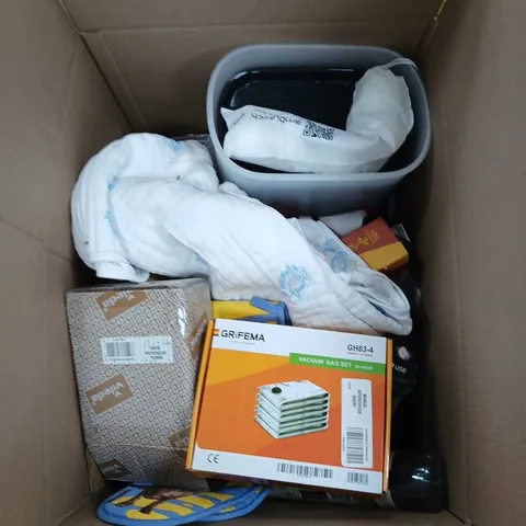 BOX CONTAINING A MIX OF APPROXIMATELY 20 ASSORTED ITEMS INCLUDING VACCUM BAG SET, WASHING LINE, OVEN GLOVES ETC. 