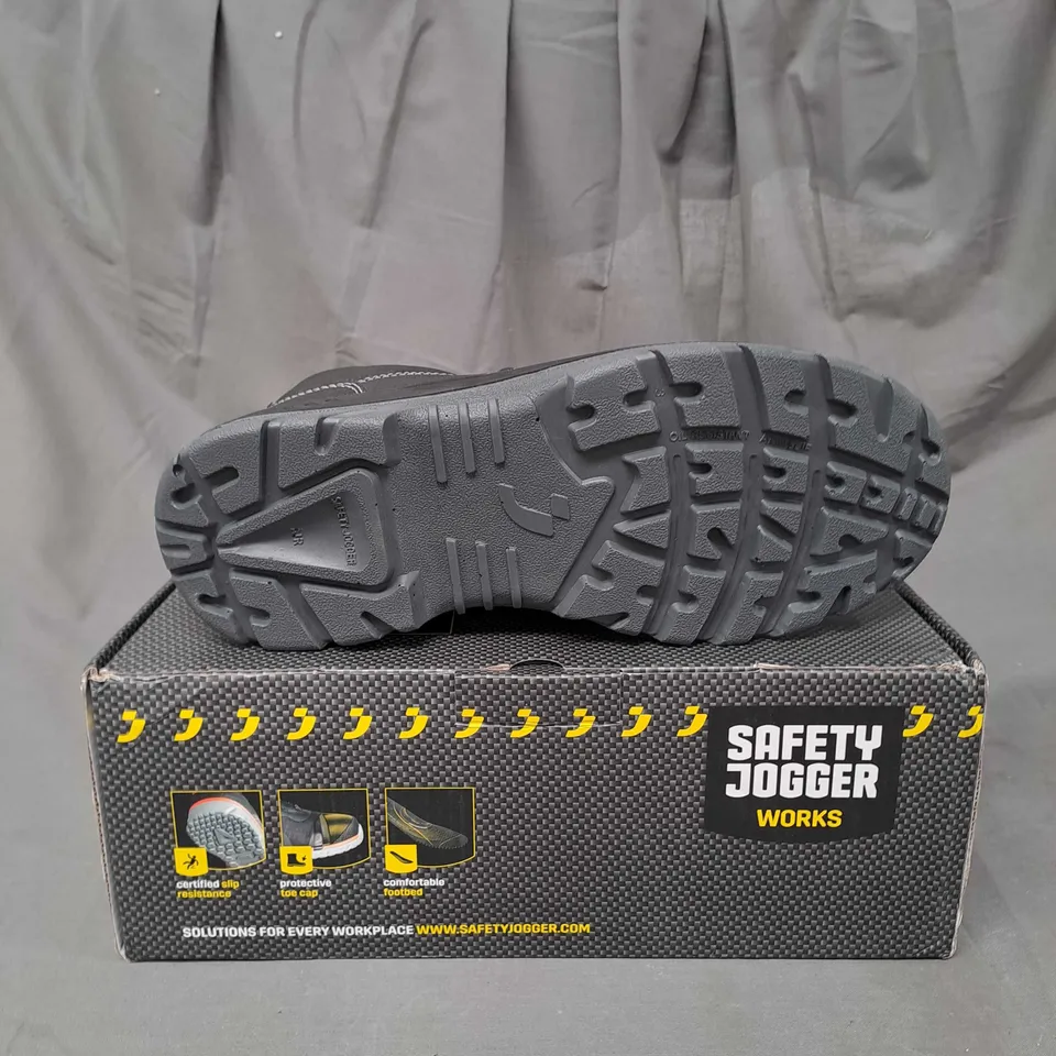BOXED PAIR OF SAFETY JOGGER BESTBOY BOOTS SIZE EU 43