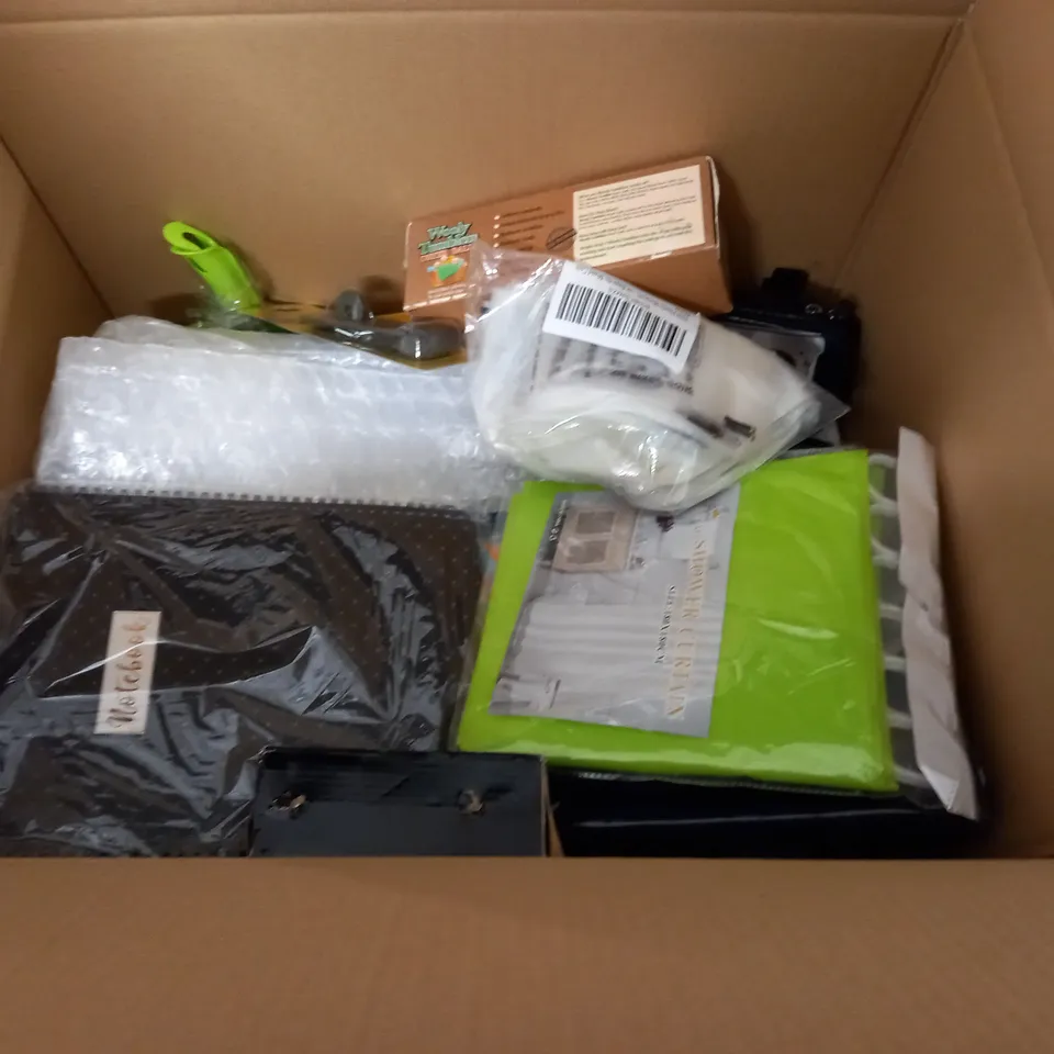 LARGE QUANTITY OF ASSORTED HOUSEHOLD ITEMS TO INCLUDE DUMMY CCTV CAMERA, CHRISTMAS TREE LIGHTS AND VACUUM BOTTLE