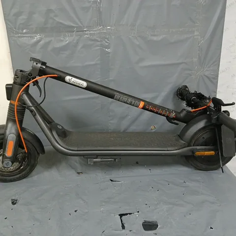 BOXED SEGWAY NINEBOT KICKSCOOTER F2 PRO E ELECTRIC SCOOTER - COLLECTION ONLY 