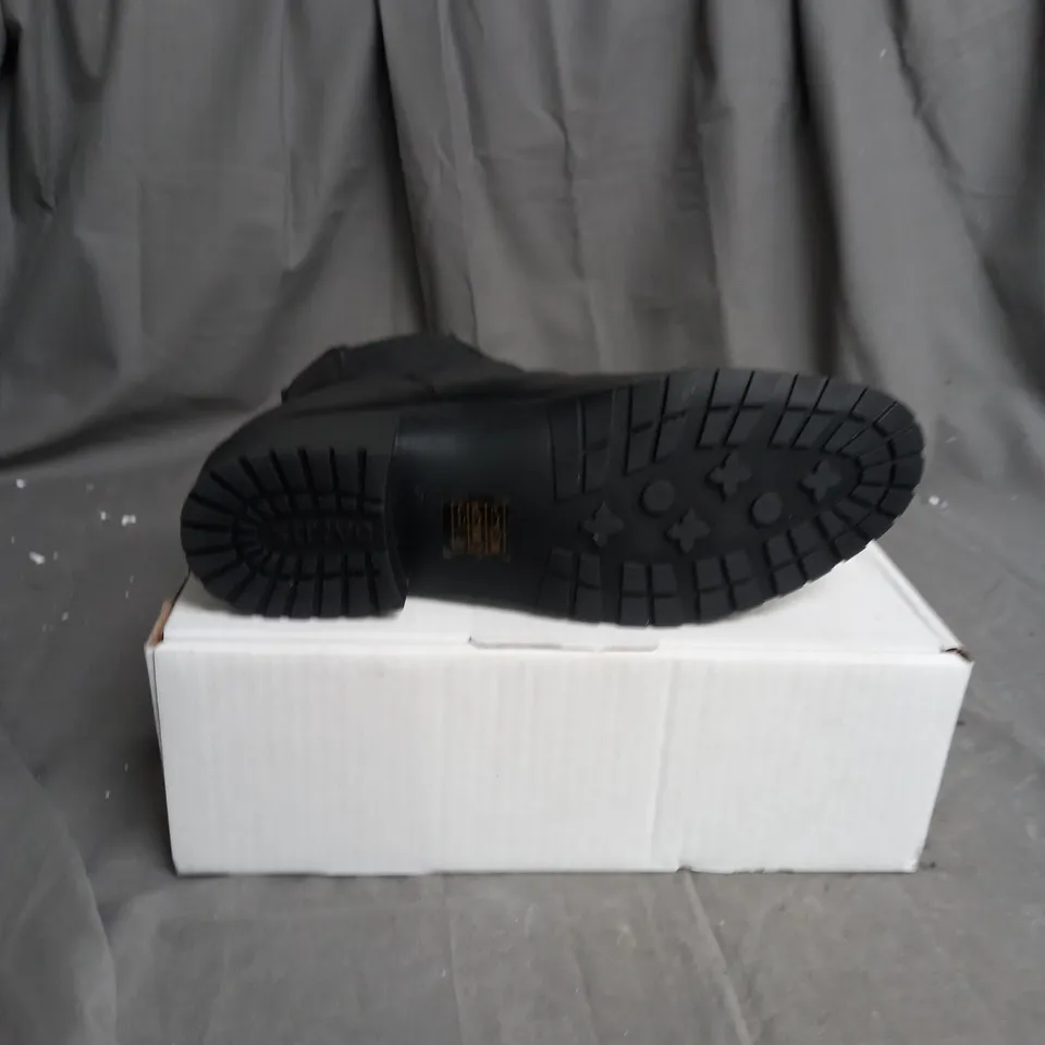 BOXED PAIR OF STRIVE WINDSOR BOOTS BLACK SIZE 6.5