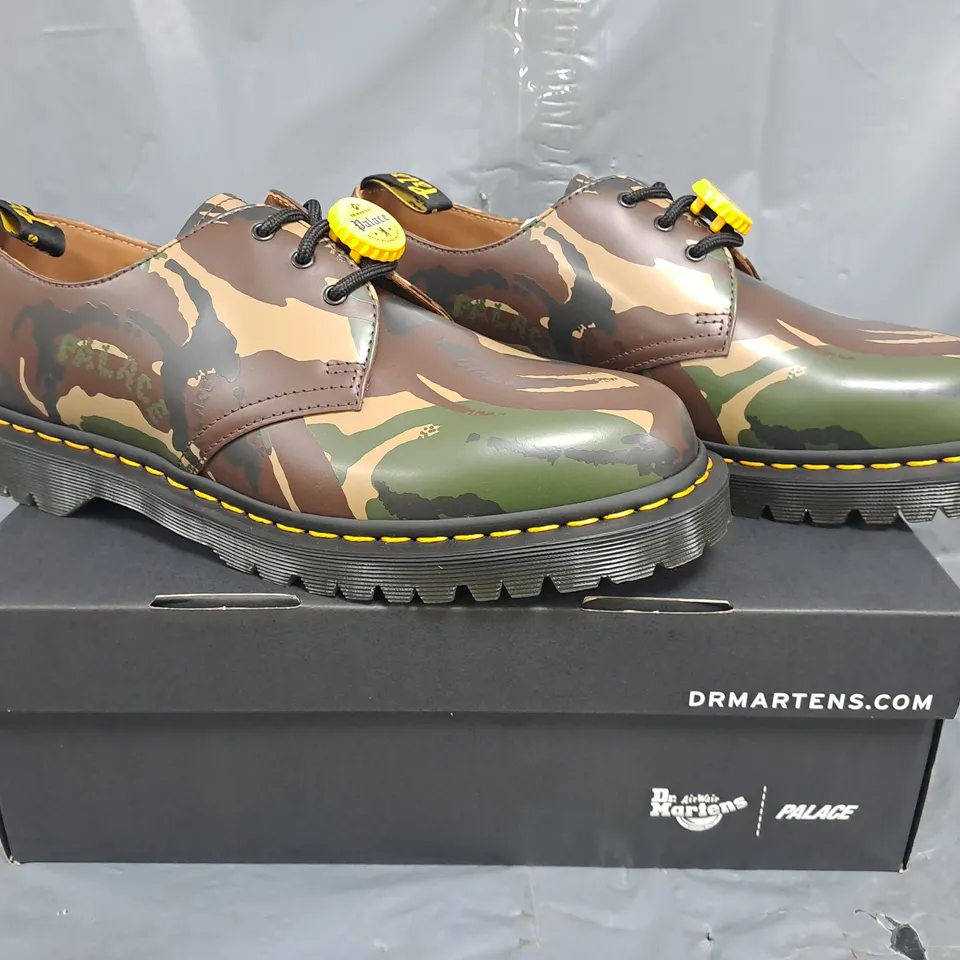 BOXED PAIR OF DR MARTENS 1461 PALACE SHOES IN WOODLAND CAMO PRINT SIZE UK 9.5