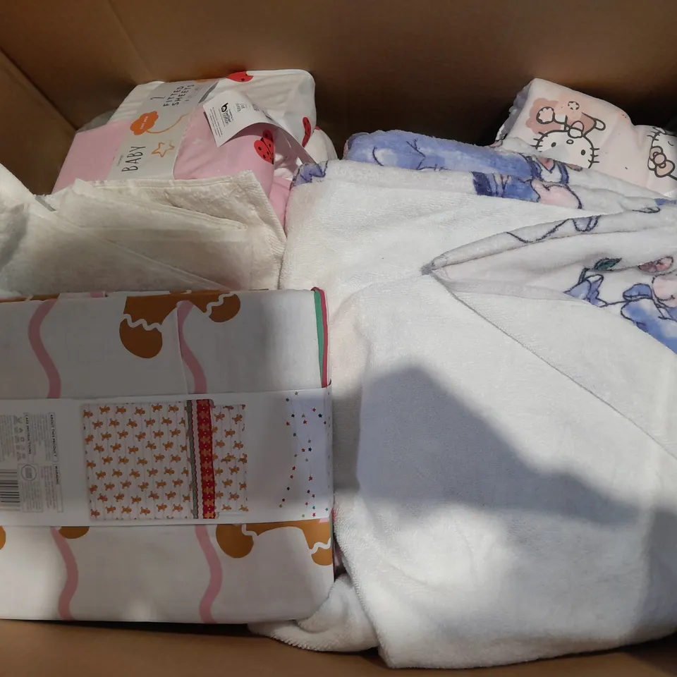 BOX OF APPROXIMATELY 8 ASSORTED BEDDING AND SOFT FURNISHING ITEMS TO INCLUDE - FITTED SHEET - BEDDING SET - TOWEL ETC. 