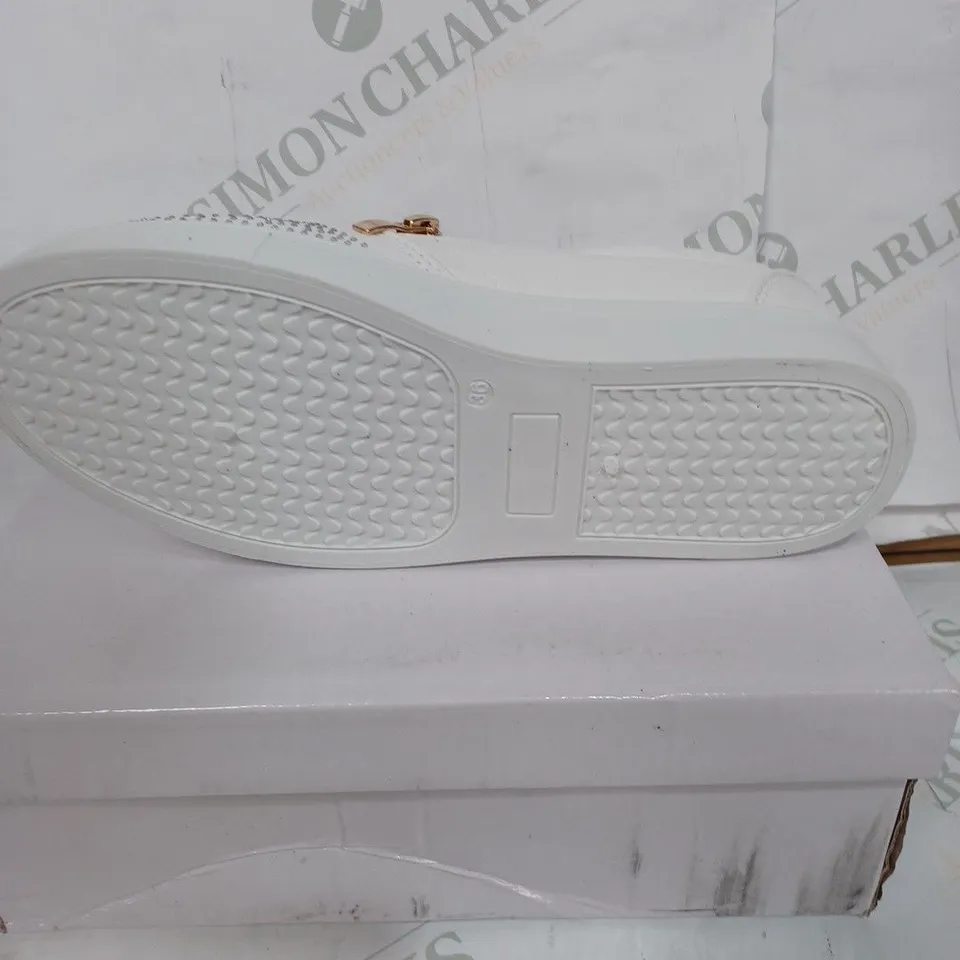BOXED PAIR OF UNBRANDED SLIP-ON SHOES - WHITE / SIZE: 36 EU