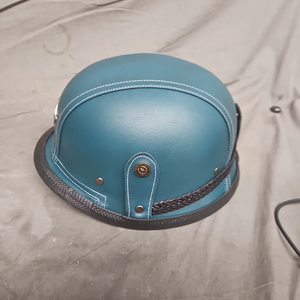 TURQUOISE VINTAGE-STYLE MOTORCYCLE HELMET WITH COPPER STYLE GOGGLES (VERIFY MODEL)