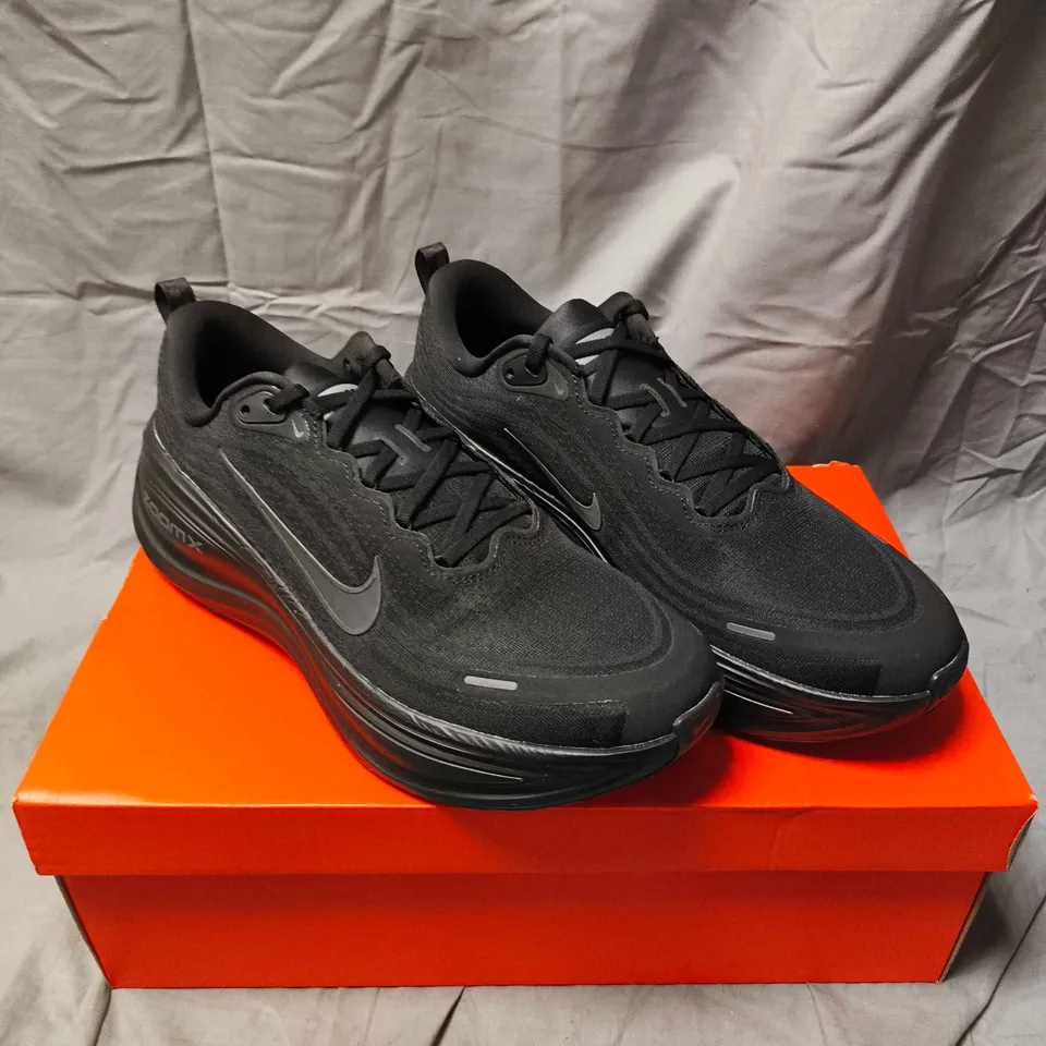 NIKE VOMERO PLUS TRAINERS IN BLACK - 11