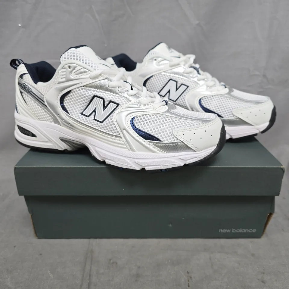 BOXED PAIR OF NEW BALANCE 530 TRAINERS IN WHITE/SILVER/NAVY SIZE UK 6.5