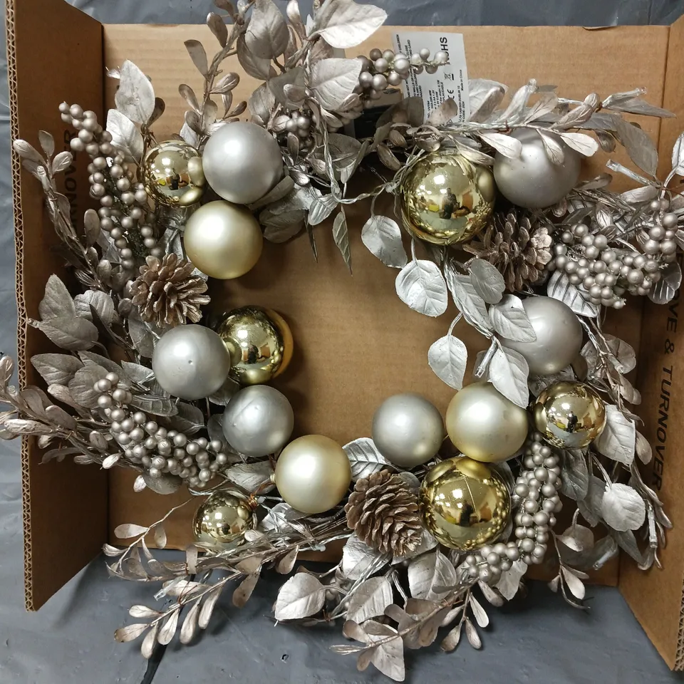 CHAMPAGNE AND GOLD PRE-LIT FESTIVE WREATH RRP £32.99