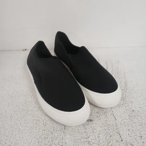 UK 7 BLACK SLIP-ON SNEAKERS WITH WHITE SOLE (EU 40)