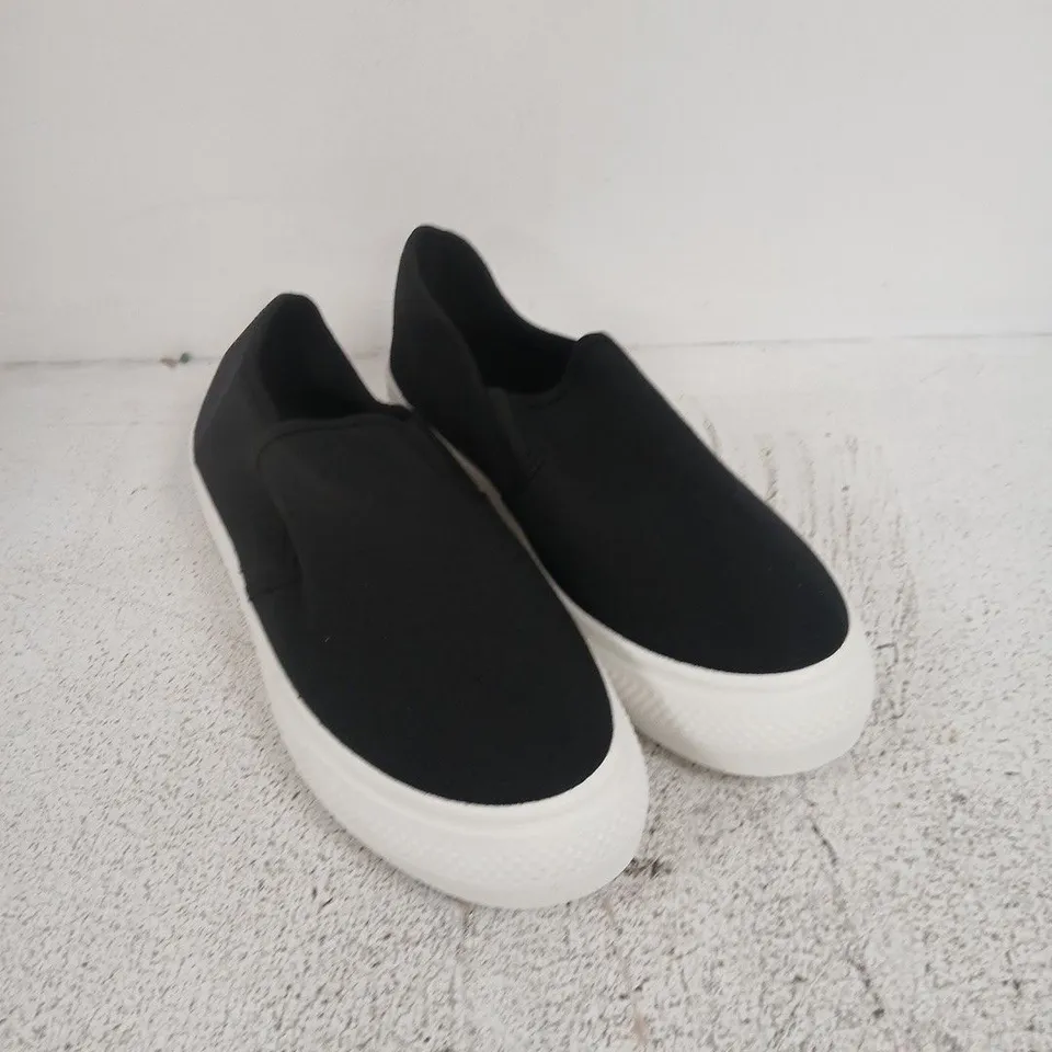 UK 7 BLACK SLIP-ON SNEAKERS WITH WHITE SOLE (EU 40)