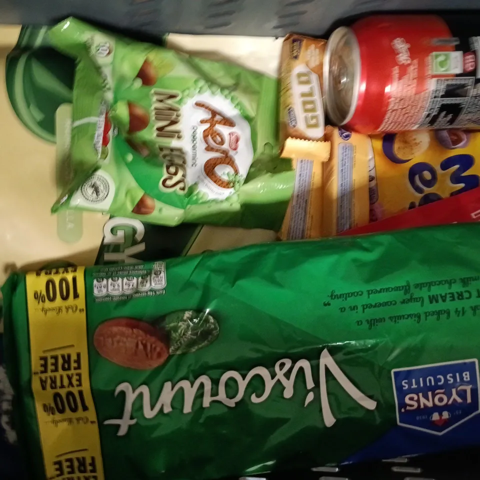 APPROXIMATELY 10 ASSORTED FOOD AND DRINK ITEMS TO INCLUDE KRAFT MAC & CHEESE, TONY'S CHOCOLATE, ETC