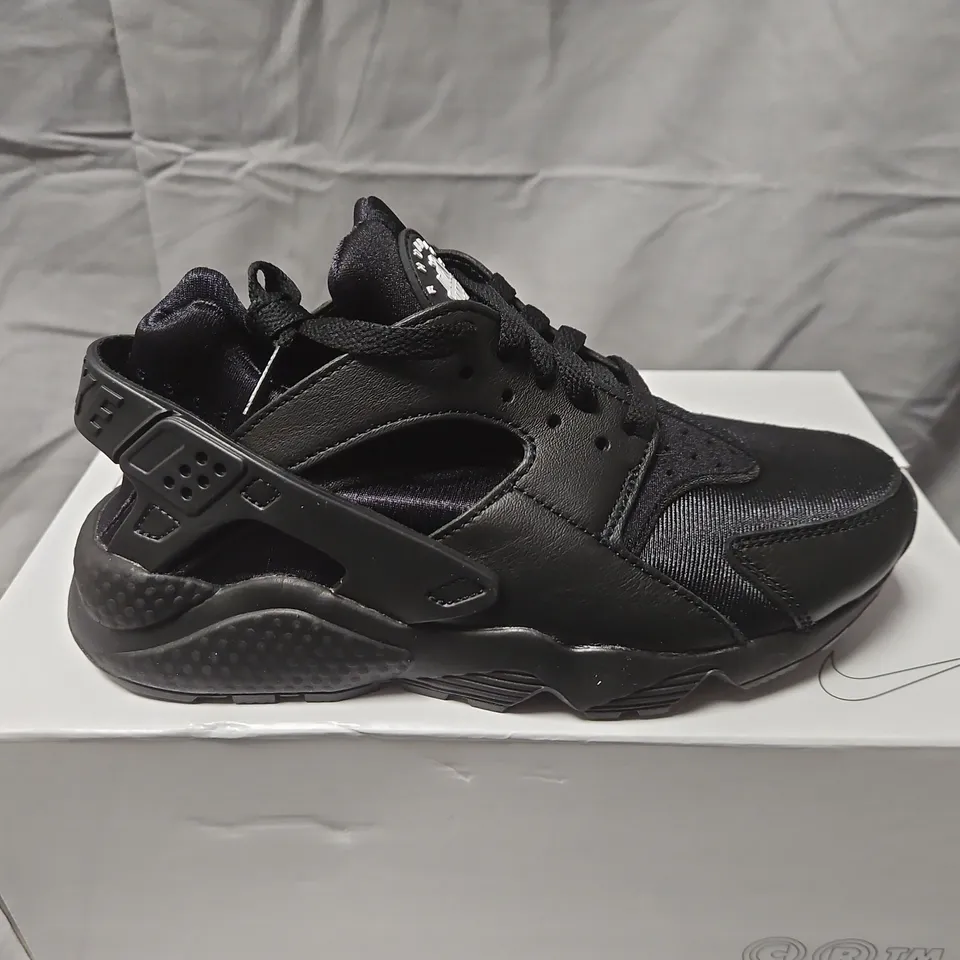 NIKE AIR HUARACHE BLACK SNEAKERS – BOXED - UK 4