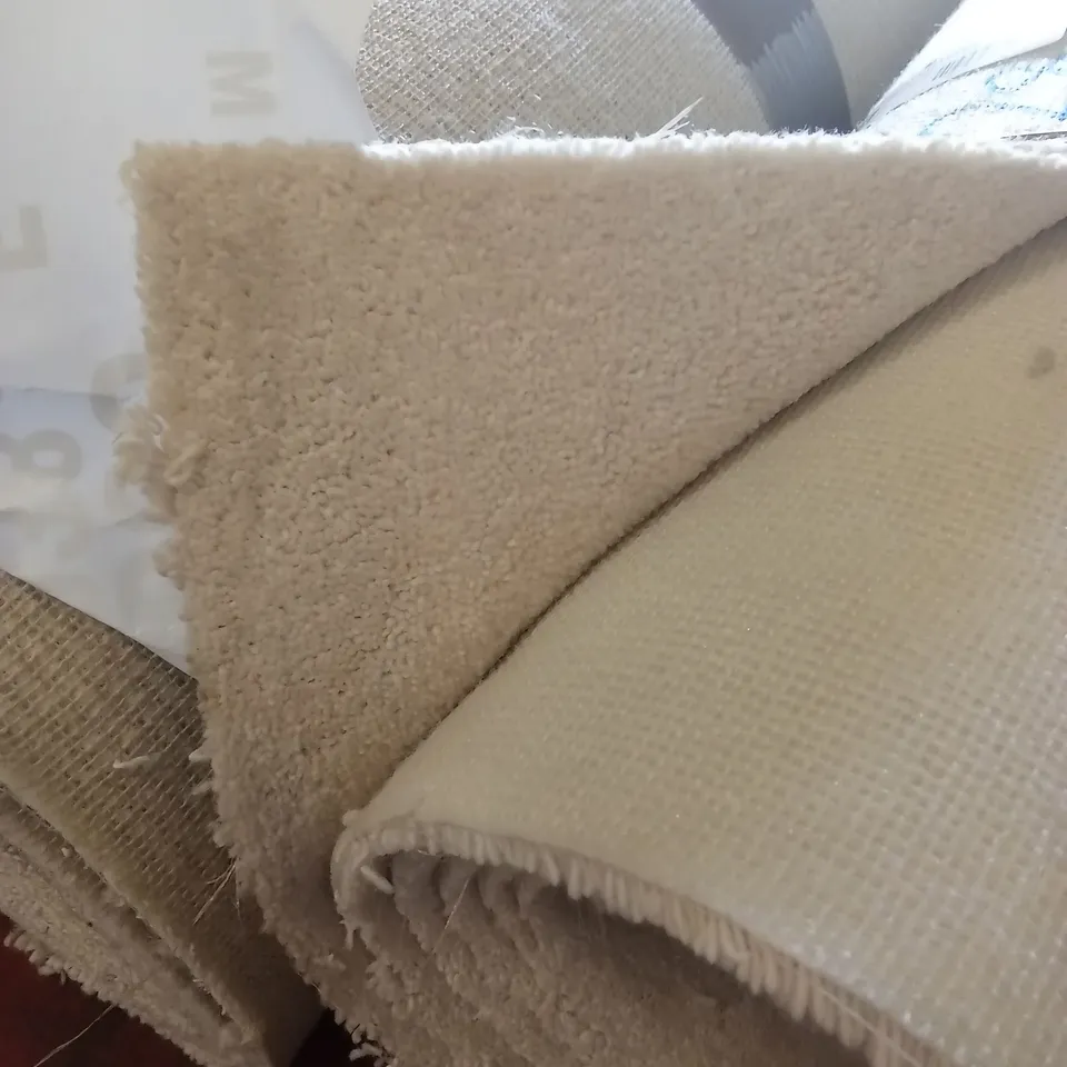 ROLL OF QUALITY DIMENSION 38 CARPET // APPROX SIZE: 3.76 x 5m