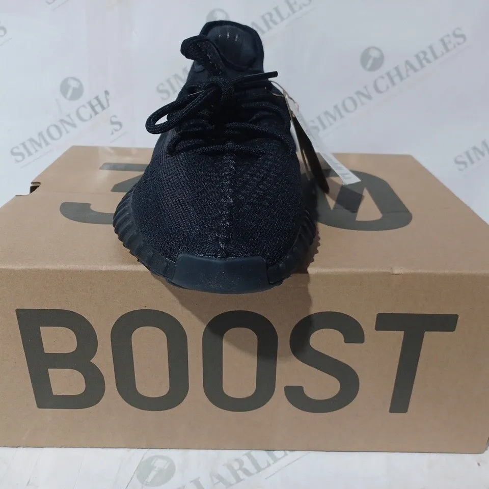 BOXED PAIR OF ADIDAS YEEZY BOOST 350 V2 SHOES IN ONYX UK SIZE 9.5