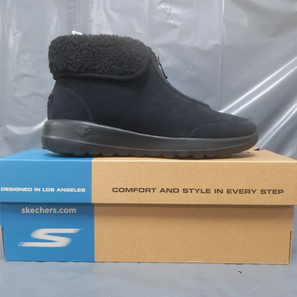 BOXED PAIR OF SKECHERS BOOTS IN BLACK SIZE 6.5