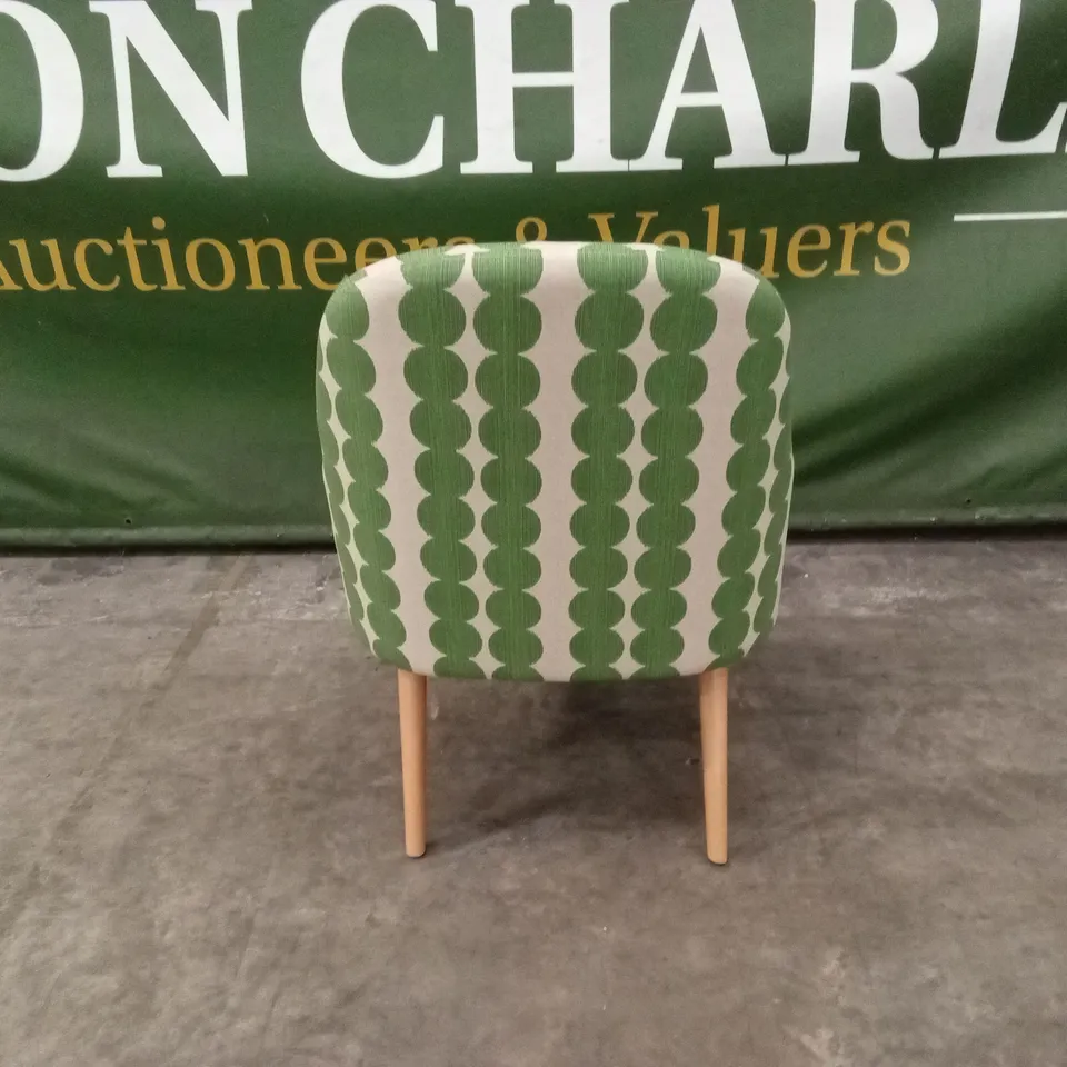 QUALITY DESIGNER DEEP SEAT FABRIC ACCENT CHAIR WITH RETRO PRINT - GREEN