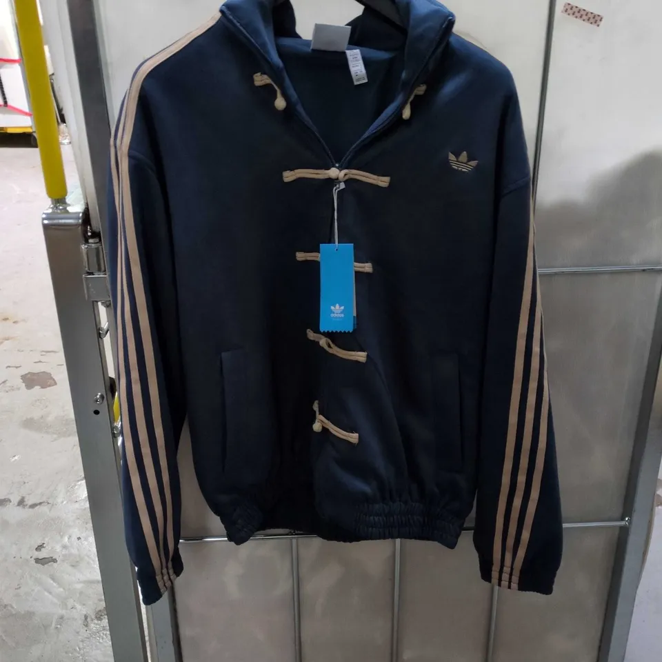 ADIDAS NAVY BLUE HOODED JACKET WITH THREE STRIPES – MEN'S UK M