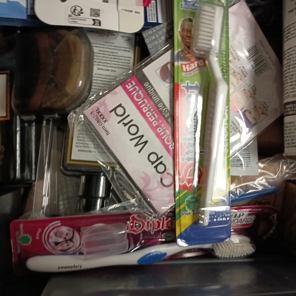 APPROXIMATELY 20 ASSORTED COSMETIC ITEMS TO INCLUDE ELECTRIC NAIL MACHINE, GLAMORIZE, ETC - COLLECTION ONLY