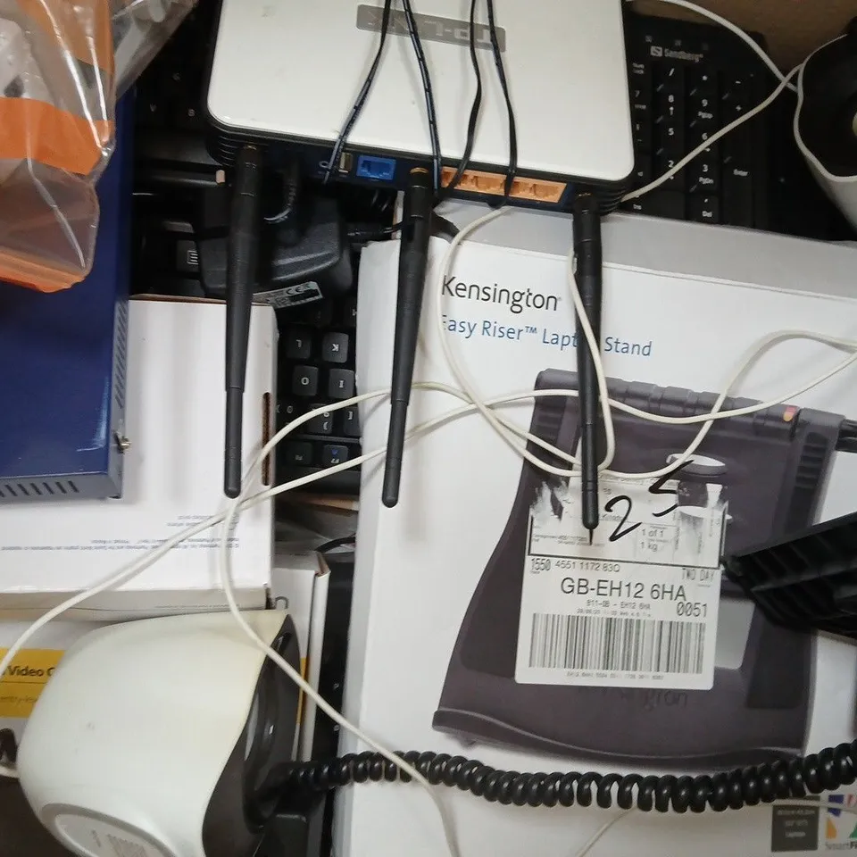 BOX OF APPROXIMATELY 15 ASSORTED ELECTRICAL ITEMS TO INCLUDE PENDRIVES, KEYBOARDS, ETC - COLLECTION ONLY