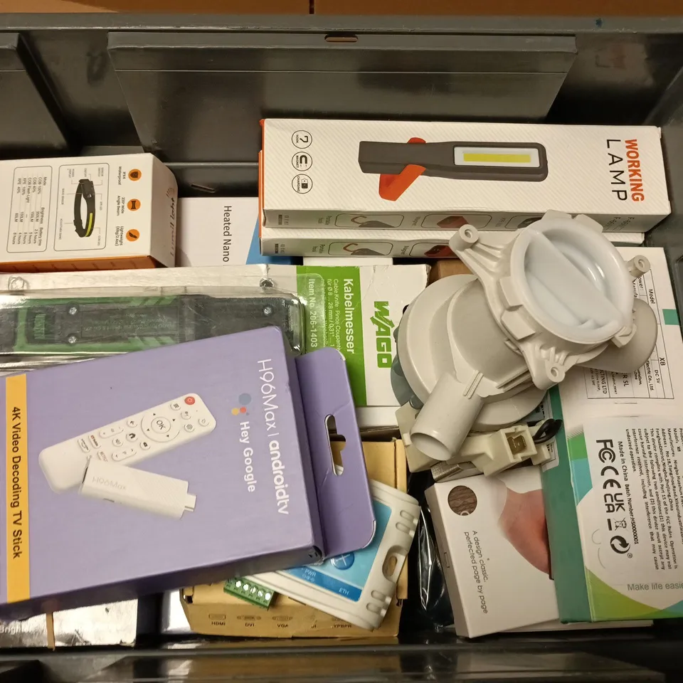 APPROXIMATELY 12 ASSORTED ELECTRICAL ITEMS TO INCLUDE H96MAX, WORKING LAMP, WAGO CABLE KNIFE, ETC
