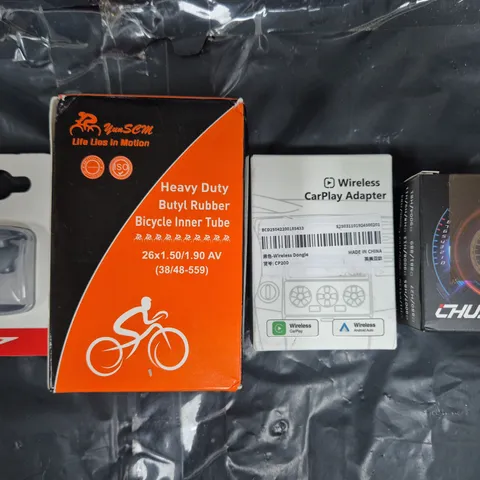 APPROXIMATELY 10 ASSORTED VEHICLE PARTS AND ACCESSORIES TO INCLUDE HEAVY DUTY BICYCLE INNER TUBE, WIRELESS CARPLAY ADAPTER, ETC - COLLECTION ONLY