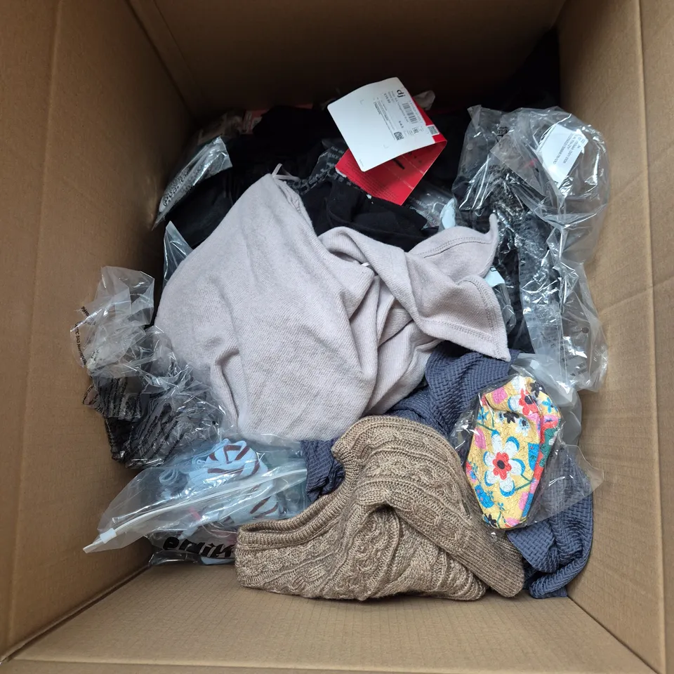 BOX OF APPROXIMATELY 20 ASSORTED CLOTHING ITEMS TO INCLUDE JUMPER, TOPS, TROUSERS, ETC
