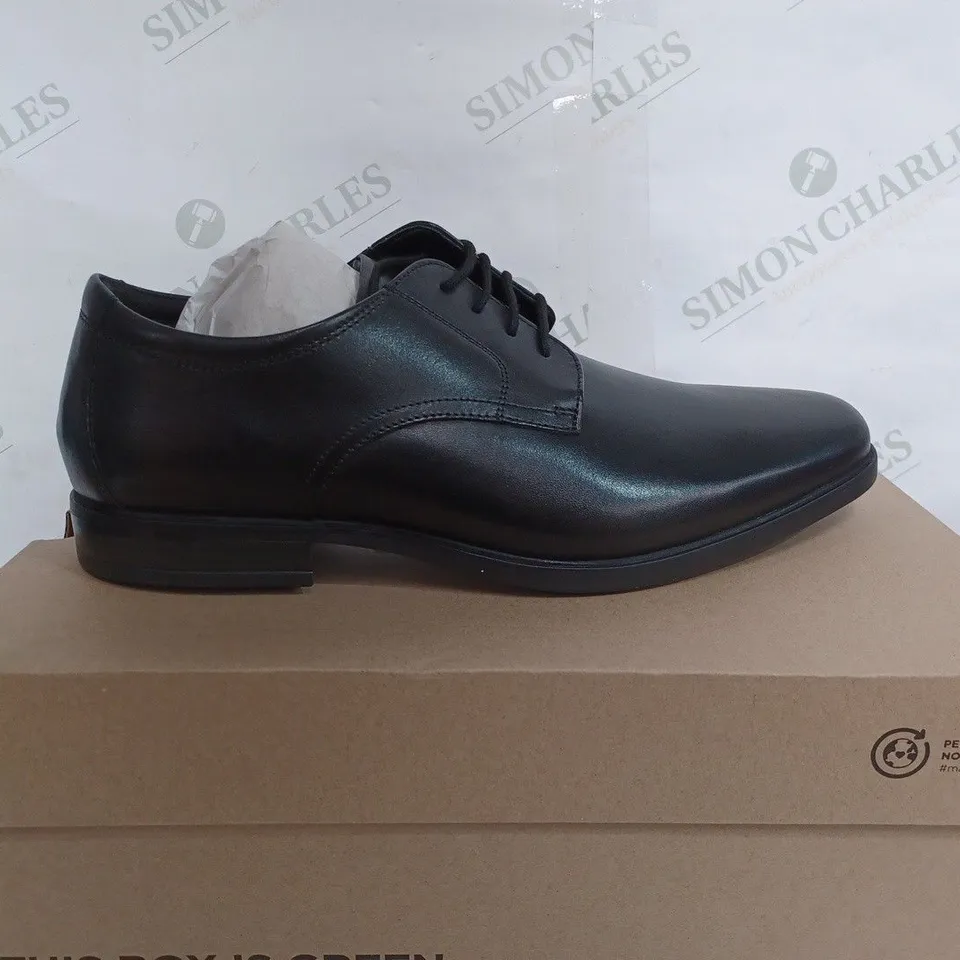 CLARKS HOWARD WALK BLACK LEATHER SHOES - UK 8 1/2